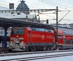 br-1462-traxx-p160-ac2/240189/146-231-6-mit-re-5311-karlsruhe 146 231-6 mit RE 5311 (Karlsruhe Hbf - St Georgen - Singen - Kontanz - Kreuzlingen (CH)) beim Halt im Bahnhof Konstanz am 08.12.2012.
Die BR 146.2 ist eine Bombardier TRAXX P160 AC2