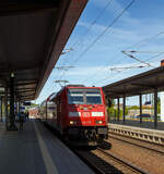 Die 146 275 (91 80 6146 275-3 D-DB) der DB Regio Nordost erreicht am 16 Mai 2022 mit dem RE 1 „Hanse-Express“ (Rostock – Schwerin – Hamburg) den Hauptbahnhof Schwerin.