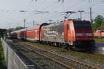Das Heckwerck beim Bahnhof von Villingen (Schwarzwald) macht der Aufnahme der schiebende Werbetraxx 146 238 mit RE2 nach Karlsruhe �ber Hausach und Offenburg etwas schwieriger, doch keineswegs