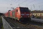 Das Heckwerck beim Bahnhof von Villingen (Schwarzwald) macht der Aufnahme der ziehender Werbetraxx 146 236 mit RE2 nach Konstanz �ber Singen (Hohentwiel) etwas schwieriger, doch keineswegs unm�glich