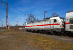 Die 147 576 (91 80 6147 576-3 D-DB – IC 4903) der DB Fernverkehr AG fährt am 11.04.2022 als Schublok mit dem IC 2229 / RE 34 (Dortmund Hbf - Siegen Hbf – Frankfurt a.