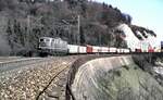 150 175-8 mit Güterzug auf dem Mühltalfelsendamm der Geislinger Steige am 23.04.1982.