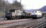 193 006-4 mit Stückgut-Express Wagen (WMF-Fracht) und durchfahrender Güterzug mit 150 153-5 in Geislingen Steige am 23.04.1982.