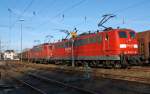 Abgestellt am 11.02.2012 in Kreuztal 151 032-0 und dahinter 140 528-1 der DB Schenker Rail. Bei den niedrigen Temperaturen werden die Loks aufgebgelt abgestellt, um sie auf Betriebstemperatur zu halten.