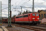 Die an die DB Cargo AG vermietete151 141-9 (91 80 6151 141-9 D-Rpool) der Railpool GmbH (München), ex DB 151 141-9, fährt am 21.01.2021 mit einem Güterzug (Ganzzug mit offenen