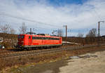 BR 151/729846/nach-getaner-arbeit-vom-nachschieben-wieder Nach getaner Arbeit vom Nachschieben wieder auf der Rücktour....
Die DB Cargo AG vermietete Railpool 151 099-9 (91 80 6151 099-9 D-Rpool), fährt am 20.03.2021 als Lz durch Rudersdorf (Kr. Siegen) über die Dillstrecke (KBS 445) in Richtung Kreuztal.

Die Lok wurde 1976 von Krupp unter der Fabriknummer 5349 gebaut und an die Deutsche Bundesbahn geliefert. Bis 31.12.2016 gehörte sie zur DB Cargo AG. Zum 01.01.2017 wurden je 100 sechsachsige elektrische Altbau-Lokomotiven der Baureihen 151 und 155 an ein Konsortium aus dem Lokvermieter Railpool verkauft. Die DB Cargo mietet daraufhin 100 Loks von Railpool wieder an. Die anderen Maschinen werden dem freien Markt angeboten.