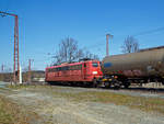 Die den schweren gemischten Güterzug der DB Cargo 185 035-3 nachschiebende an die DB Cargo AG vermietete Railpool 151 086-6 (91 80 6151 086-6D-Rpool) am 28.04.2021 durch Rudersdorf (Kr.