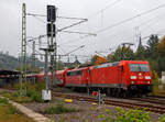Die 185 281-3 (91 80 6185 281-3 D-DB) der DB Cargo Deutschland AG fährt am 14.10.2021, mit der kalten Railpool 151 058-5 (91 80 6151 058-5 D-Rpool) und einem Coilzug am Haken, durch Betzdorf