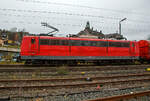 Die an die DB Cargo AG vermietete Railpool 151 045-2 (91 80 6151 045-2 D-Rpool) fährt am 04.12.2021 mit einem Coilzug durch Niederschelden in Richtung Köln.