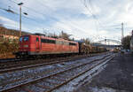 Die an die DB Cargo AG vermietete Railpool 151 099-9 (91 80 6151 099-9 D-Rpool), fährt nun am 22.12.2021 vom Rangierbahnhof Kreuztal, mit einem langen gemischten Güterzug, in Richtung Hagen