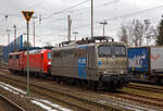 Die DB Cargo AG vermietete Railpool 151 062-7 (91 80 6151 062-7 D-Rpool) steht am 08.012022 in Kreuztal in der Abstellgruppe.