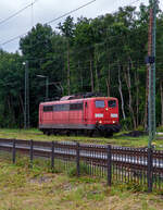 Die für den Nachschiebedienst an die DB Cargo vermietete und in (Lennestadt) Altenhundem stationierte 151 166-6 (91 80 6151 166-6 D-Rpool) der Railpool GmbH (München), erwartet am 29.06.2020