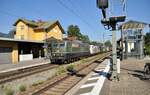 Dreifachbespannung für einen langen Sattelaufliegerzug 151 124-5 von SRI führt, dann 189 von Lokomotion und 182 von MRCE Dispo in Brannenburg am 11.08.2022.