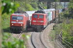 120 156-5 und 120 120-1 mit Intercity im Sandwich und 151 032-0 gibt Schubhilfe für einen langen Containerzug über die Geislinger Steige am 06.05.2011.