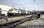 151 127-8 und 150 im Schlepp mit gemischtem Güterzug in Amstetten am 14.05.1982.