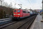 Die 151 112-0 (91 80 6151 112-0 D-KRL) der KonRail GmbH (Weisenheim am Berg) fährt am 22 Januar 2026, mit einem Kesselwagenzug (laut Warntafeln 33/1268 beladen mit Erdöldestillaten N.A.G),