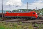 Die 152 047-7 der DB Schenker Rail Deutschland AG ist am 28.08.2014 in Kreuztal abgestellt.

Die Siemens ES 64 F wurde 1999 bei Krauss-Maffei in München unter der Fabriknummer 20174 gebaut, sie hat aktuelle NVR-Nr. 91 80 6152 047-7 D-DB und die  EBA 96Q15A 047.

Als Ersatz für die schweren E-Loks der BR 150 und für Einsatzgebiete der BR 151 / 155 wurde die Beschaffung der Drehstromlok der BR 152 (Siemens ES64F) eingeleitet, sie ist eine Hochleistungslokomotive aus der Siemens ES64 EuroSprinter-Typenfamilie für den schweren Güterzugverkehr, die auch für Personenzüge genutzt werden kann.

Die Baureihe basiert auf dem von Siemens konstruierten Prototyp ES64P. Da jedoch klar war, dass die Maschinen ausschließlich im Güterverkehr eingesetzt werden sollten und eine Höchstgeschwindigkeit von 140 km/h als ausreichend angesehen wurde, konnte auf die Verwendung von voll abgefederten Fahrmotoren verzichtet und auf den wesentlich einfacheren und preisgünstigeren Tatzlager-Antrieb zurückgegriffen werden. Dieser gilt durch die Verwendung moderner Drehstrommotoren bei niedrigen Geschwindigkeiten als relativ verschleißarm.

Technische Daten der BR 152:
Achsformel: Bo´Bo´
Länge über Puffer: 19.580 mm
Breite: 3.000 mm
Drehzapfenabstand: 9.900 mm
Drehgestellachsstand: 3.000 mm
Dienstmasse: 86,7 t
Höchstgeschwindigkeit: 140 km/h
Dauerleistung: 6.400 kW (8.701 PS)
Anfahrzugkraft: 300 kN
Stromsystem: 15 kV, 16 2/3 Hz