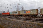 Sechsachsiger Gelenkwagen (Gelenk-Containertragwageneinheit), der Gattung Sggrss 734 (31 80 4960 009-7 D-DB) der DB Cargo AG am 18.03.2021 im Zugverband bei der Durchfahrt in Rudersdorf (Kr.