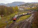 Blick auf den Rangierbahnhof (Rbf) Betzdorf/Sieg am 29.04.2021  (von der Brcke in Betzdorf-Bruche, nun fhrt die DB Cargo 152 075-8 (91 80 6152 075-8 D-DB) mit ihrem KLV-Zug weiter in Richtung Kln.