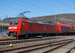 Die 152 031-1 (91 80 6152 031-1 D-DB) der DB Cargo AG fährt am 29.03.2021 mit gemischichten Güterzug durch Niederschelden in Richtung Köln.