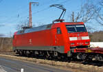 Der erste Tragwagen war leer, so war der Nachschuss gut möglich...
Die 152 124-4 (91 80 6152 124-4 D-DB) der DB Cargo AG erreicht am 30.03.2021 mit einem Containerzug Rudersdorf (Kr. Siegen). Bevor es in Richtung Siegen weitergeht, hat sie hier erst mal Hp 0 und muss den Gegenverkehr abwarten. Ein Gleis war wohl unterbrochen.

Die Siemens ES64F wurde 2000 von Krauss-Maffei AG (später Siemens) in München-Allach unter der Fabriknummer 20251 für die DB Cargo AG gebaut, der elektrische Teil wurde Siemens Uerdingen (DUEWAG) unter der Fabriknummer 91975 geliefert.