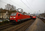 Die 152 076-6 der DB Cargo Deutschland AG fährt am 14.12.2021 mit einem sehr langen Autotransportzug der DB Cargo Logistics GmbH (ex ATG Autotransportlogistic GmbH) durch den Bahnhof Kirchen (Sieg) in Richtung Köln. Während rechts noch die 146 006-2 mit dem RE 9 rsx - Rhein-Sieg-Express (Aachen– Köln – Siegen) steht. 

Die 152 076 wurde 1999 von der Krauss-Maffei AG in München-Allach unter der Fabriknummer 20203, die Elektrik wurde von DUEWAG unter der Fabriknummer 91953 geliefert.