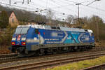 Die TFG Transfracht  AlbatrosExpress  152 135-0 (91 80 6152 135-0 D-DB) der DB Cargo AG (mit Gansreklame TFG & DB Intermodal) fährt am 15.01.2022  in Kreuztal vom Rbf in die Abstellgruppe. Zuvor konnte ich sehen dass sie einen sehr lagen Coilzug aus Richtung Hagen kommend dort abgeliefert hat.

Die Siemens ES 64 F wurde 2000 von Krauss-Maffei AG / Siemens in München unter der Fabriknummer 20262 gebaut.