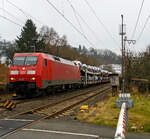 Die 152 167-3 (91 80 6152 167-3 D-DB) der DB Cargo AG kommt am 25.01.2022 mit einem Autotransportzug aus Richtung Gießen. Noch befährt der Zug hier in Siegen befährt sie gerade noch die Dillstrecke (KBS 445) bzw. die zweigleisige Strecke zwischen Siegen-Weidenau und Siegen Ost Gbf, bevor es ein paar Meter weiter auf die Ruhr-Sieg-Strecke (KBS 440) geht.

Ich stehe hier vor der Schranke am Bahnübergang.
