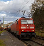 Die 152 077-4 (91 80 6152 077-4 D-DB) der DB Cargo AG fährt am 05.02.2022 mit einem gemischten Güterzug durch Scheuerfeld (Sieg) in Richtung Köln.