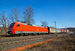 Die 152 105-3 (91 80 6152 105-3 D-DB) DB Cargo AG fährt am 10.03.2022 mit einem gemischten Güterzug durch Wilnsdorf-Rudersdorf in Richtung Kreuztal.