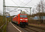 Die 152 119-4 (91 80 6152 119-4D-DB) der DB Cargo AG, fährt am 08.04.2022 mit einem KLV-Zug durch den Bf Scheuerfeld (Sieg) in Richtung Siegen.