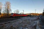 Die 152 036-0 (91 80 6152 036-0 D-DB) der DB Cargo AG zieht eine kalte 185.2er und einen gemischten Güterzug am 11.01.2022 durch Rudersdorf (Kr.