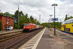 Die 152 093-1 (91 80 6152 093-1 D-DB) der DB Cargo Deutschland AG fährt am 14.05.2022 mit einem Containerzug durch den Bahnhof Uelzen in Richtung Hannover.