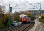 Die 152 121-0 mit den kalten 185 155-8 und 152 017-2 (alle drei von der DB Cargo) fahren am 05.11.2022 als Lokzug durch Kirchen (Sieg) in Richtung Köln.