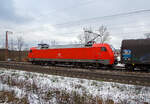 Die 152 132-7 (91 80 6152 132-7 D-DB) der DB Cargo AG am 27.01.2023  mit einem gemischten Güterzug, auf der Dillstrecke (KBS 445), durch Rudersdorf (Kr.