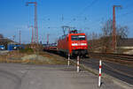 Die 152 046-9 (91 80 6152 046-9 D-DB) der DB Cargo AG fährt am 12 April 2025, mit einem kurze Warmband-Coilzug (3 sechsachsige Wagen der Gattung Sahmms 711.0), durch Rudersdorf (Kr. Siegen) in Richtung Dillenburg. Nochmals einen lieben Gruß an den netten Lokführer zurück.

Die Lok wurde 1999 bei Krauss Maffei (heute Siemens) in München-Allach unter der Fabriknummer 20173 gebaut, die elektrische Ausrüstung wurde DUEWAG unter der Fabriknummer 91938 geliefert. 
