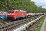 Am grauen 13 Mai 2026 schlept DB Cargo 152 120 ein nicht ganz gut beladener KLV durch K�ln S�d nordw�rts. In K�ln S�d kann Mann einreger Guterverkehr anschauen, aber die verschmierte L�rmschutzwall errgingert das Vergnugen etwas.