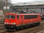 155 070-6 der DB Schencker Rail hat am 10.03.2012 einen Gterzug nach Kreuztal gebracht, nun fhrt sie auf das zugewiesene Abstellgleis.