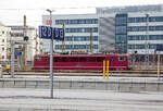 br-155-ex-dr-250/845270/im-ehem-dr-purpurrot-ral-3004 Im ehem. DR Purpurrot (RAL 3004), die 250 137-7 alias 155 137-3 (91 80 6155 137-3 D-LEG) der Leipziger Eisenbahnverkehrsgesellschaft mbH steht am 08 Dezember 2022 im Hauptbahnhof Leipzig.

Die Lok (auch als Strom-Container bekannt) wurde 1981 bei LEW (VEB Lokomotivbau Elektrotechnische Werke Hans Beimler) in Hennigsdorf unter der Fabriknummer 16728 gebaut und als 250 137-7 an die DR (Deutsche Reichsbahn) geliefert.

Weiterer Lebenslauf: 
01.01.1992 Umzeichnung in DR 155 137-3
01.01.1994 Umzeichnung in DB 155 137-3
03.03.2010 z-Stellung
14.06.2012 Ausmusterung bei der DB Cargo und Verkauf an die LEG - Leipziger Eisenbahnverkehrsgesellschaft mbH.
Im Dezember 2022 wurde sie von der LEG an die T4R - Traktion4Rent GmbH in Saalburg-Ebersdorf verkauft und trgt nun die NVR-Nummer 91 80 6155 137-3 D-BDMW.