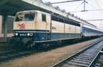 BR 181.2/646867/froschblick-auf-181-214-mit-der Froschblick auf 181 214 mit der IR nach Norddeich Mole, am 25 Juli 1999 in Luxembourg gare.