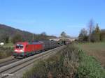 182 024-1 mit einem gemischten G�terzug bei Dettenhofen. 29.10.10
