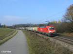 182 005-1 zieht bei P�lling ein Containerzug durch die Kurve.