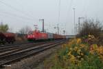 185 220-1 verl�sst Regensburg Ost mit einem Containerzug.