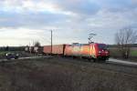 16.02.2014 16:33 Uhr - 185 399 rollt mit einem Containerzug aus Hamburg auf der Salzwedeler Schiene dem Bahnhof Stendal entgegen.