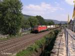 152 155-8 durchf�hrt Oberwesel mit ein Intermodelzug.