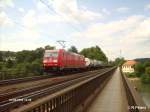 185 349-8 zieht ein Intermodalzug �ber die Donaubr�cke bei Regensburg HBf-Pr�fering.
