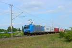 05.05.2014 16:15 Uhr - Metrans 185 510 fährt mit einem Containerzug in Richtung Salzwedel, während im Hintergrund auf der Wittenberger Schiene der LKW-Walter Rostock - Novara auf Einfahrt in