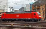 Die 185 186-9  (eine Bombardier TRAXX F140 AC 1) der DB Schenker Rail zieht am 13.04.2013 einen leeren Autozug durch Koblenz Hbf.
