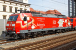 
Die 185 142-7  Edelweiss  bzw.  ...unterwegs in der Schweiz / ...in viaggio per la Svizzera / ...en route en Suisse  (91 80 6185 142-7 D-DB) der DB Cargo Deutschland AG ist am 30.04.2016, als Teil von einem langen Lokzug, im Hbf Erfurt abgestellt.

Die TRAXX F140 AC1 wurde 2003 von Bombardier in Kassel unter der Fabriknummer 33604 gebaut.  