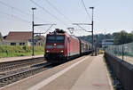 Umleitungsgüterzug mit der DB 185 136-9 beim Passieren des Landbahnhofs Deitingen am 18.